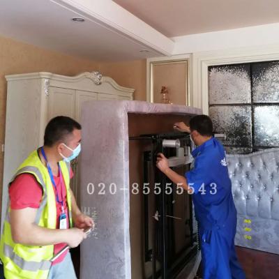 拆装师傅正在拆装家具