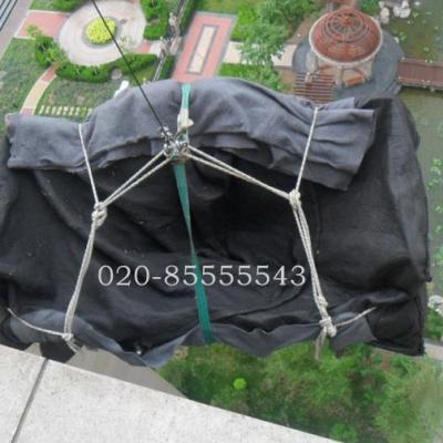 吊装师傅正在吊装物品上楼
